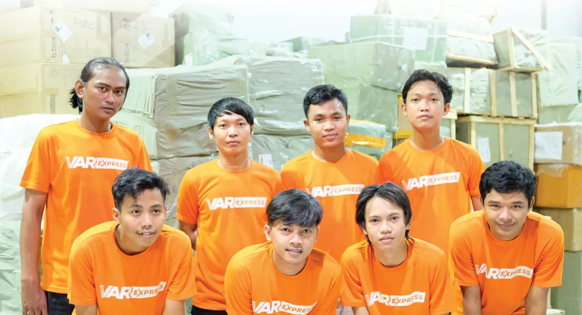Tim VAR Express di warehouse jasa import dan pembelian barang dari China