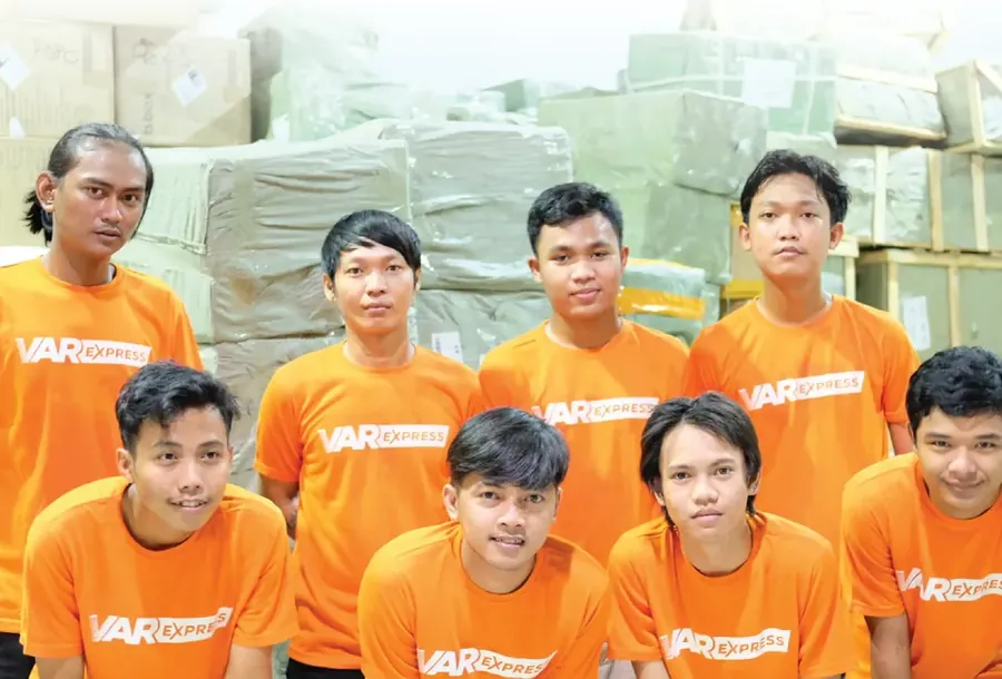 tim gudang VAR Express menyiapkan barang LCL laut